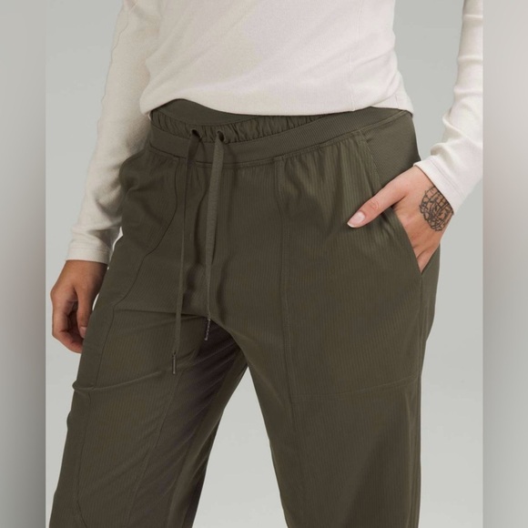 Lululemon Dance Studio Mid-Rise Cropped Pants | Size 4 - Picture 5 of 12